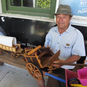 George Otto staan trots by sy kunstige handewerk 